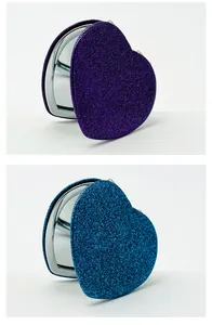 Vista detallada de espejos plegables en forma de corazón con purpurina violeta y azul