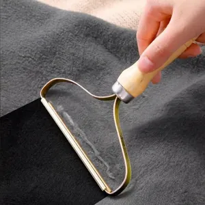 Quitapelusas manual con mango de madera para ropa y tejidos