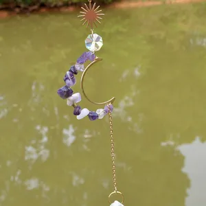 Attrape-soleil croissant de lune en améthyste et amazonite devant un fond d'eau naturel