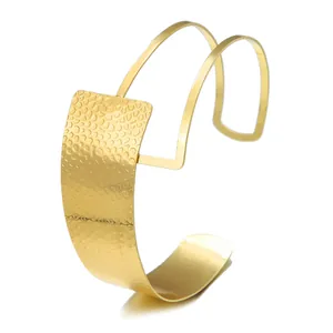 Nahaufnahme eines goldfarbenen geometrischen Metall-Chokers mit gehämmertem Texturpanel