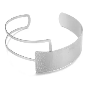 Detailansicht eines silbernen Metall-Chokers mit einer gehämmerten Oberflächenstruktur