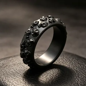 Detailopname van een vintage zwarte titaniumstalen ring met reliëf van doodskoppen.