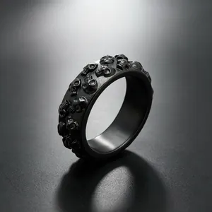 Gedetailleerde weergave van een zwarte titanium stalen punkring met reliëf schedelpatroon
