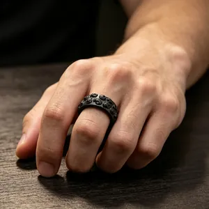 Gedetailleerde macro-opname van een heren punk ring van zwart titanium staal met 3D schedels.