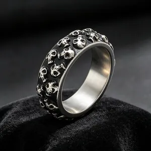 Macro-weergave van vintage titanium stalen ring met reliëfpatronen van schedels.