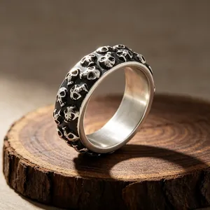 Macrodetailopname van vintage zilveren schedelreliëfpatronen op een punk titanium ring