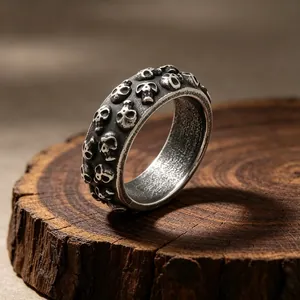 Detailopname van de schedelpatronen in reliëf op een vintage titanium stalen ring.