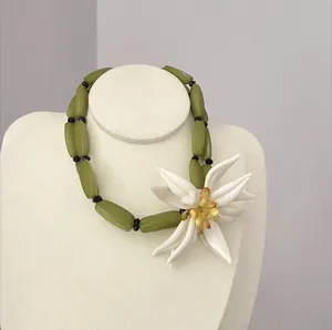Collar de resina estilo resort con cuentas de bambú verdes y gran colgante de flor
