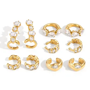 Set di orecchini e ear cuff in acciaio inossidabile dorato con zirconi trasparenti.