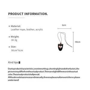 Makro-Detail einer Herzanhänger-Halskette mit Material- und präzisen Größenangaben
