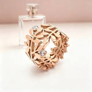 Bague vintage or rose 17 mm de large à motif feuilles d'olivier et cristaux brillants