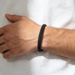 Détail rapproché d'un bracelet en chaîne queue de renard en acier inoxydable noir pour homme