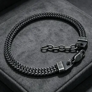 Détail du bracelet chaîne queue de renard réglable en acier inoxydable avec fermoir