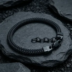 Vue détaillée du bracelet chaîne en queue de renard en acier inoxydable noir avec fermoir.
