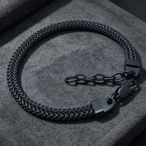 Détail macro d'un bracelet chaîne queue de renard en acier inoxydable noir avec fermoir