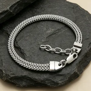 Vue détaillée d'un bracelet gourmette en acier inoxydable réglable sur pierre