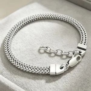 Détail du bracelet en chaîne de renard en acier inoxydable avec fermoir mousqueton