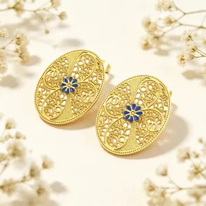 Detailansicht französischer Vintage-Filigran-Ohrstecker mit blauer Emaille-Blumenmitte