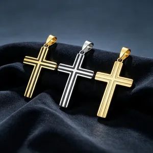 Nahaufnahme von drei Edelstahl-Kreuzanhängern mit eleganten Doppellinien-Rillendesigns.