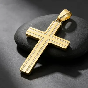 Nahaufnahme eines goldenen Edelstahl-Kreuzanhängers mit weißer Emaille-Doppellinie.