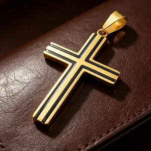 Detailansicht eines Kreuzanhängers aus Gold-Edelstahl mit schwarzer Emaillierung auf Leder.