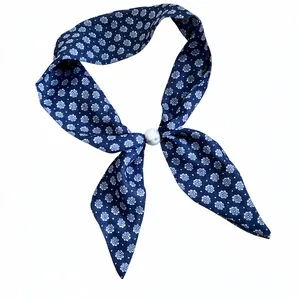 Elegante pañuelo de seda floral azul marino estilo francés con perla de mármol