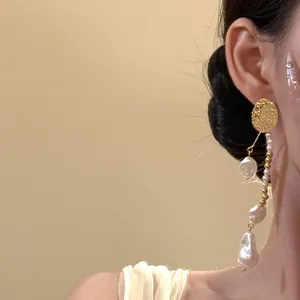 Gros plan détaillé de boucles d'oreilles rétro françaises avec perles baroques élégantes