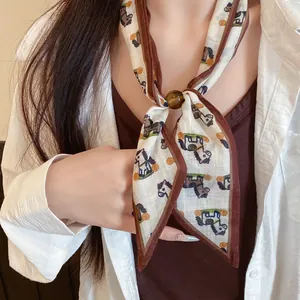 Detalle de una bufanda de cinta fina estilo francés de seda con estampado de caballo