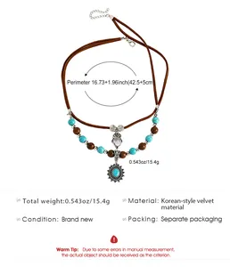 Vista dettagliata della collana boho con turchese e perle di legno e info materiali