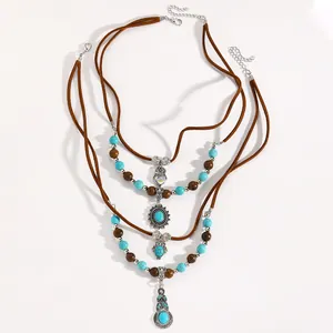 Collana boho a strati con perline turchesi e ciondoli etnici vintage stile western.
