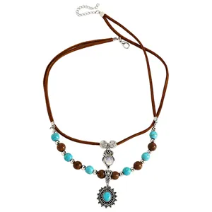 Vista dettagliata della collana bohémien con perle turchesi e pendenti in argento vintage