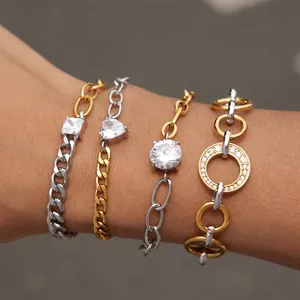 Gros plan de bracelets chaîne bicolores avec pierres en oxyde de zirconium de cœur