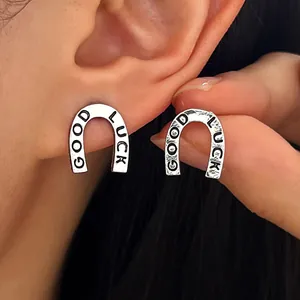 Detailansicht von Vintage-Hufeisen-Ohrringen aus Silber mit eingraviertem Good Luck-Schriftzug