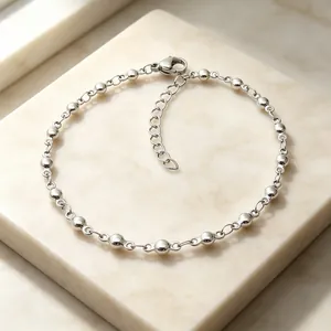 Primo piano di un bracciale con perline in acciaio inox regolabile dallo stile minimalista