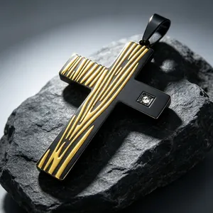 Detailopname van een zwarte stalen kruishanger met gouden houtnerf en een kleine diamant