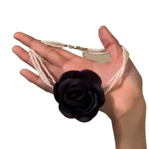 Elegantes mehrlagiges Perlen-Choker-Halsband mit einer großen schwarzen Stoffblume