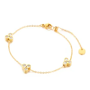 Elegantes goldenes Titanstahl-Armband mit dreisteinigen Blumenanhängern und verstellbarer Kette