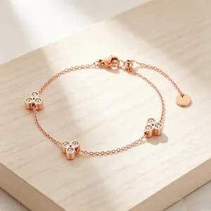 Nahaufnahme der dreiblättrigen Kleeblatt-Anhänger an einem verstellbaren roségoldenen Armband