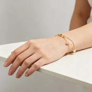 Nahaufnahme des eleganten Goldarmbandes aus Titanstahl mit floralem Strassdesign