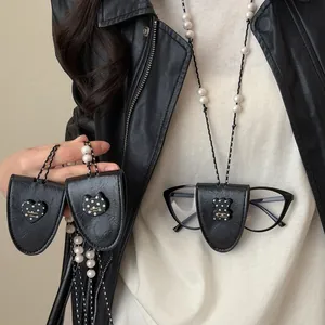 Porte-lunettes en cuir noir avec breloques mignonnes en acrylique et perles blanches