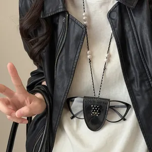 Modische Brillenhalter-Halskette aus Leder mit niedlichem Bären-Anhänger für Frauen.