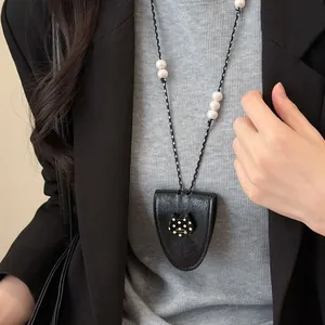 Elegante Brillenhalter-Halskette aus schwarzem Leder und Acrylbär mit Perlen-Elementen
