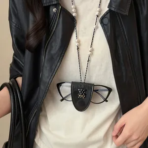 Gros plan d'un collier porte-lunettes en cuir avec un joli pendentif ours en acrylique