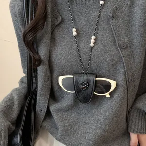 Collier porte-lunettes en cuir noir avec détail de cœur et cordon de perles élégant