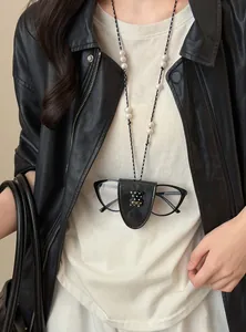 Detailansicht einer modischen Brillenhalter-Halskette mit Lederbär als Modeaccessoire