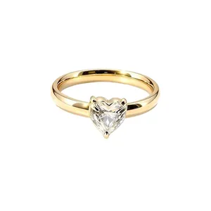 Détail élégant d'une bague en zircone cubique en forme de cœur plaqué or avec fini brillant