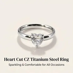 Détail en gros plan d'une bague en zirconium cœur en acier titane argenté durable