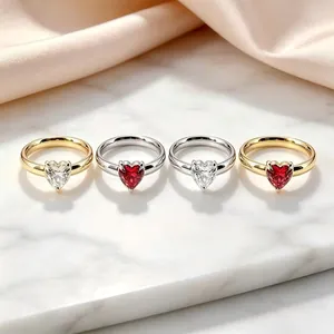 Une sélection de bagues en zircon en forme de cœur en finitions or et argent sur marbre