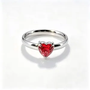 Vue rapprochée d'une pierre rouge en forme de cœur sur une bague en acier argenté