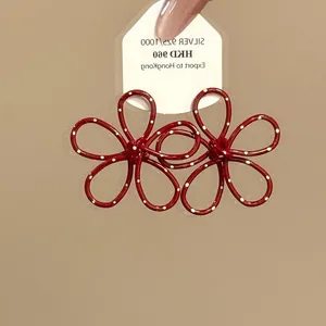 Rote metallgespritzte Blumenohrringe mit weißen Punkten und feinen 925er Silbernadeln